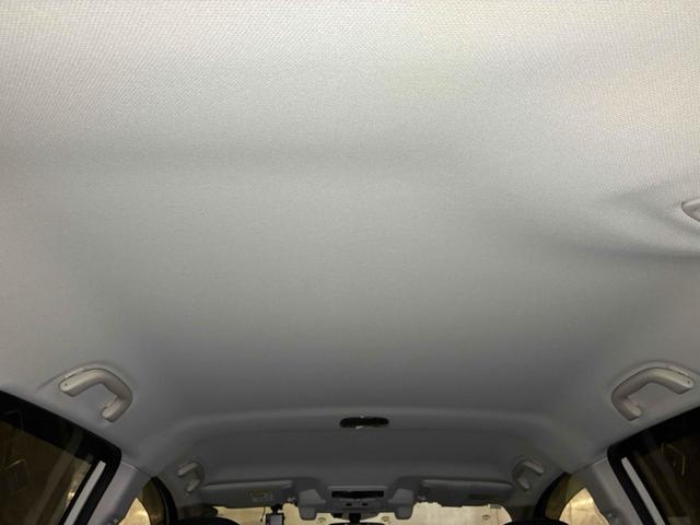 目立つ傷やスレのない綺麗な天井です。