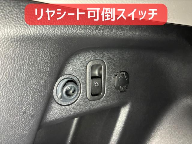 荷室から後部座席を倒すことができる便利なレバーです。