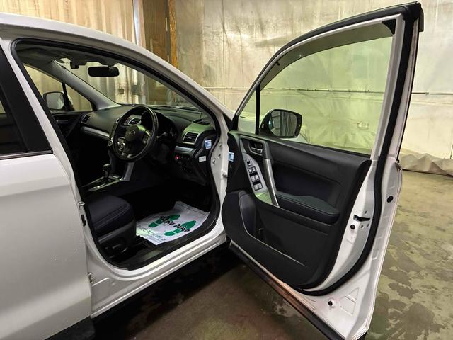 大きく開く運転席ドア。スムーズな乗り降りはドライブの疲労軽減にも繋がります。