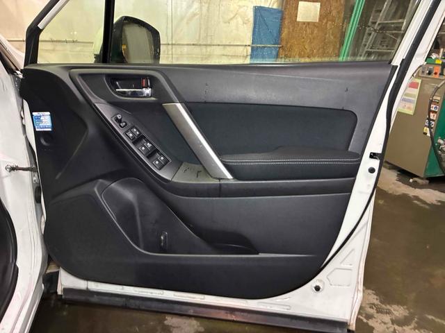 ありがちな靴跡の汚れや傷もなく綺麗なドア内張です。