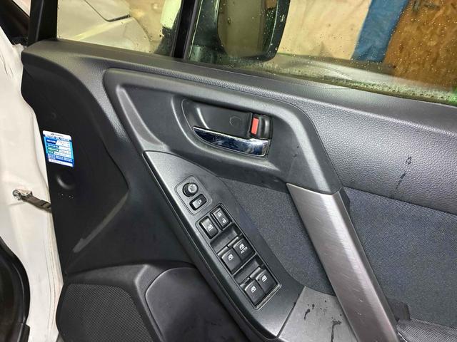 パワーウィンドウのスイッチです。運転席に居ながら窓の開け閉めが可能です。