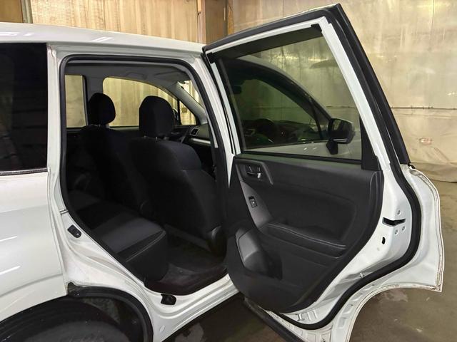 広々ゆったり快適に過ごせる後部座席です。