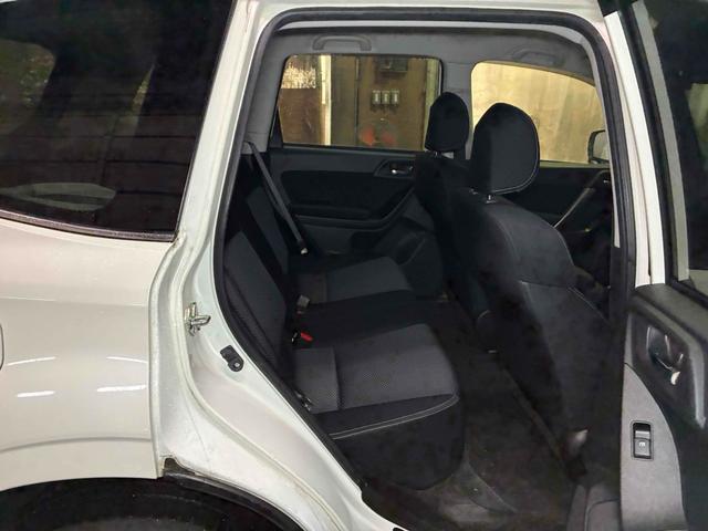 広々ゆったり快適に過ごせる後部座席です。