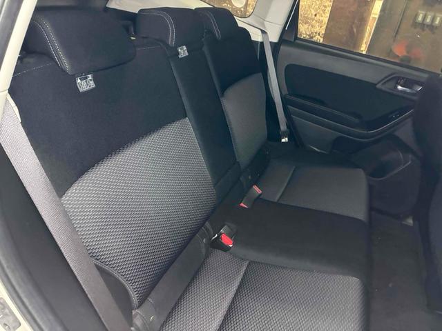 広々ゆったり快適に過ごせる後部座席です。