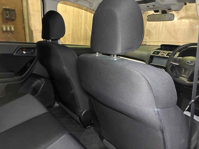前部座席背面にも目立つ傷やスレはありません。