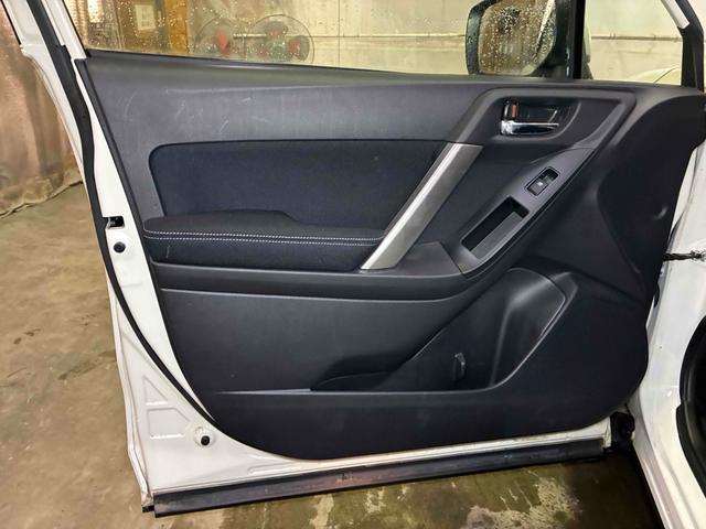 ありがちな靴跡の汚れや傷もなく綺麗なドア内張です。