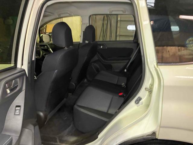 広々ゆったり快適に過ごせる後部座席です。