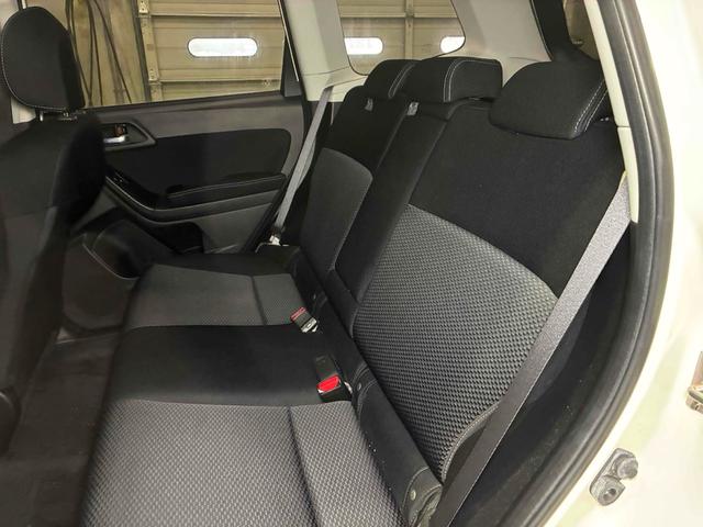 広々ゆったり快適に過ごせる後部座席です。