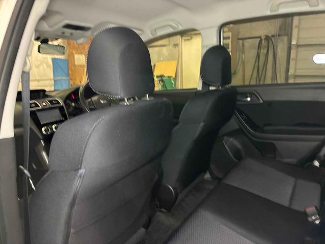 前部座席背面にも目立つ傷やスレはありません。