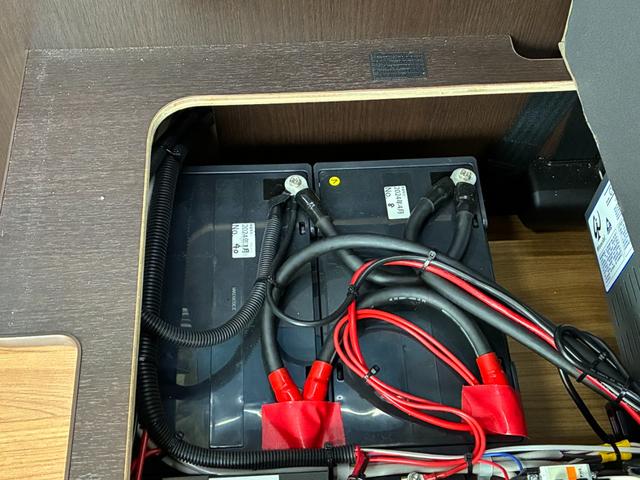 ハイエースバン 特装キャンピング４ＷＤアルペジオ　リ・ラックス２．８ＴＢ－Ｄ　Ｂｌｕｅｔｏｏｔｈ接続対応フルセグナビ　全方位カメラ　ＥＴＣ　デジタルインナーミラー　衝突被害軽減ブレーキ　１００Ｖエアコン　ツインサブバッテリー　電子レンジ　ＦＦヒーター　ベンチレーター　冷蔵庫（46枚目）