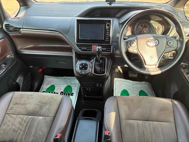 エスクァイア Ｇｉ　プレミアムパッケージ　保証２ヵ月２０００ｋｍ　２０００ｃｃ　４ＷＤ　７人乗り３列シート　Ｂｌｕｅｔｏｏｔｈ接続対応８インチフルセグナビ　バックカメラ　ＥＴＣ　エンジンスターター　クルーズコントロール　トヨタセーフティセンス（4枚目）