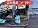 乗り降りも荷物の出し入れもラクラクの両側電動スライドドア！