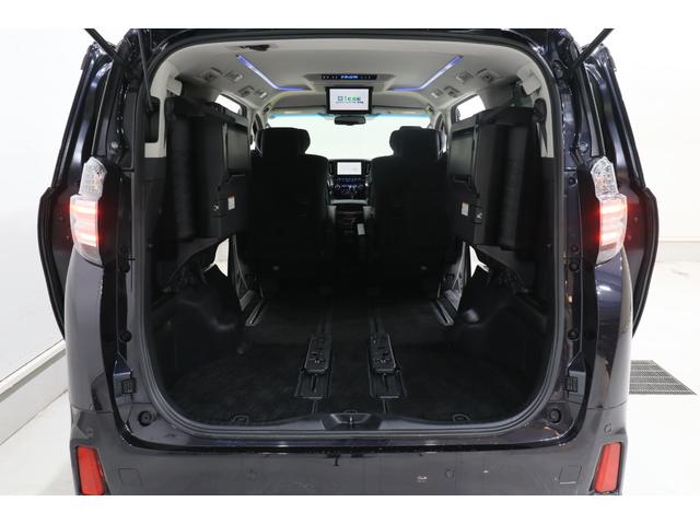 【ラゲッジスペース】普段のお買い物や通勤、送迎等に十分な荷室スペースを確保しております。セカンドシートを前方にスライドし、サードシートを格納すると長くて大きな荷物の積載も可能です♪