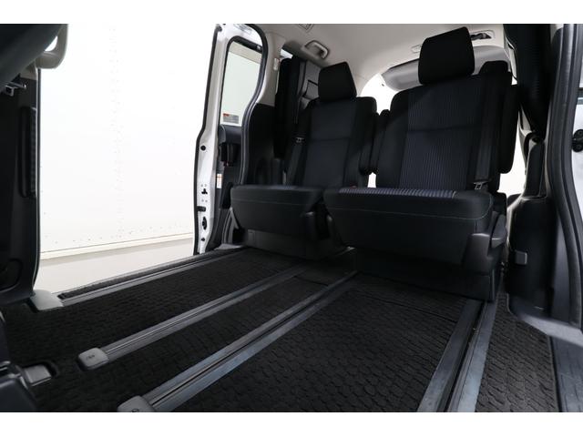 ヴォクシー ハイブリッドZS ワンオーナー車 純正SDナビ 後席モニター トヨタセーフティセンス プリクラッシュセーフティ オートマチックハイビーム レーンディパーチャーアラート バックカメラ ETC リアヒーター 寒冷地仕様車(9枚目)