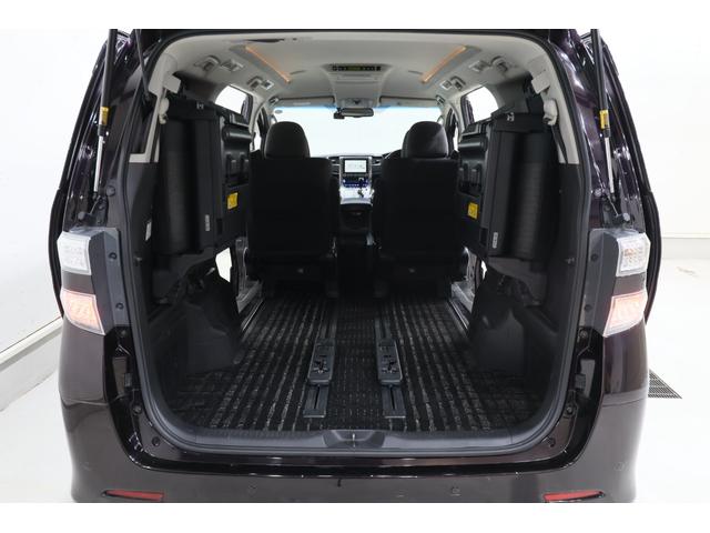 【ラゲッジスペース】普段のお買い物や通勤、送迎等に十分な荷室スペースを確保しております。セカンドシートを前方にスライドし、サードシートを格納すると長くて大きな荷物の積載も可能です♪