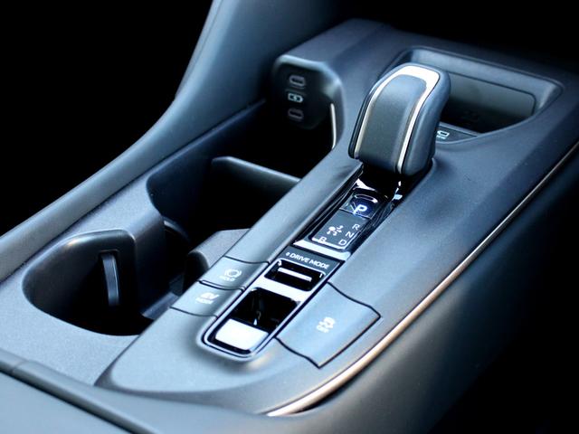 クラウンクロスオーバー Gアドバンスド・レザーパッケージ 寒冷地 モデリスタエアロ セーフティセンス パノラミックビューモニター ブラインドスポットモニター 4眼LEDヘッドライト 21インチアルミ シートベンチレーション パワートランク 12.3型ナビ(31枚目)