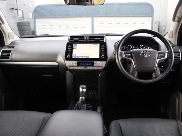 ランドクルーザープラド ＴＸ　Ｌパッケージ・ブラックエディション　寒冷地　後期型　セーフティセンス　純正９型ナビ　マルチテレインモニター　ブラインドスポットモニター　専用Ｒ１８アルミ　ブラックルーフレール　ツインバッテリー　シートベンチレーション　黒革（6枚目）