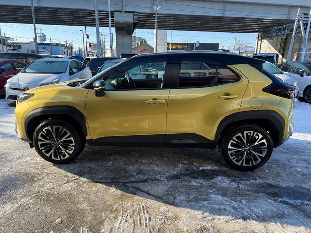 ヤリスクロス ハイブリッドＺ　アドベンチャー　４ＷＤ　ディスプレイオーディオ　パノラミックビューモニター　アダプティブハイビーム　ブラインドスポットモニター　アドバンストパーク　ステリングヒーター　カラーヘッドアップディスプレイ　寒冷地仕様（3枚目）