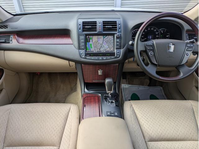 クラウン ロイヤルサルーンｉ－Ｆｏｕｒ　ナビパッケージ　４ＷＤ　ワンオーナー　メーカーナビ　フルセグＴＶ　バックカメラ　ＥＴＣ　クルーズコントロール　パワーシート　プッシュスタート　夏・冬タイヤ（3枚目）