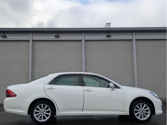 クラウン ロイヤルサルーンｉ－Ｆｏｕｒ　ナビパッケージ　４ＷＤ　ワンオーナー　メーカーナビ　フルセグＴＶ　バックカメラ　ＥＴＣ　クルーズコントロール　パワーシート　プッシュスタート　夏・冬タイヤ（5枚目）