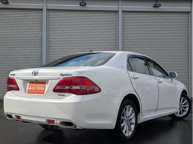 クラウン ロイヤルサルーンｉ－Ｆｏｕｒ　ナビパッケージ　４ＷＤ　ワンオーナー　メーカーナビ　フルセグＴＶ　バックカメラ　ＥＴＣ　クルーズコントロール　パワーシート　プッシュスタート　夏・冬タイヤ（6枚目）