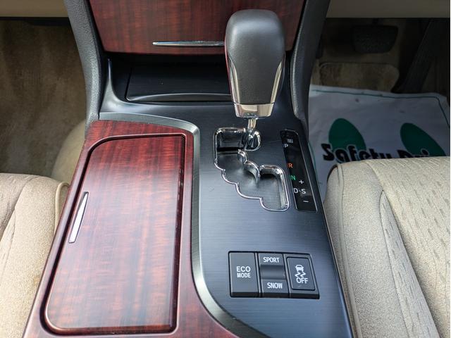 クラウン ロイヤルサルーンｉ－Ｆｏｕｒ　ナビパッケージ　４ＷＤ　ワンオーナー　メーカーナビ　フルセグＴＶ　バックカメラ　ＥＴＣ　クルーズコントロール　パワーシート　プッシュスタート　夏・冬タイヤ（11枚目）