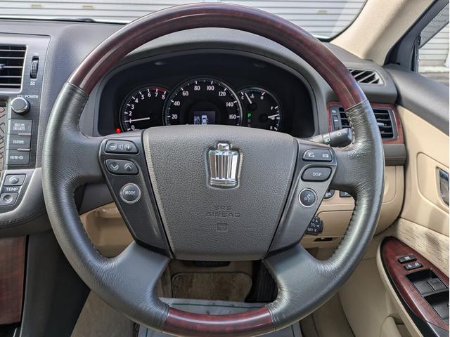 クラウン ロイヤルサルーンｉ－Ｆｏｕｒ　ナビパッケージ　４ＷＤ　ワンオーナー　メーカーナビ　フルセグＴＶ　バックカメラ　ＥＴＣ　クルーズコントロール　パワーシート　プッシュスタート　夏・冬タイヤ（13枚目）