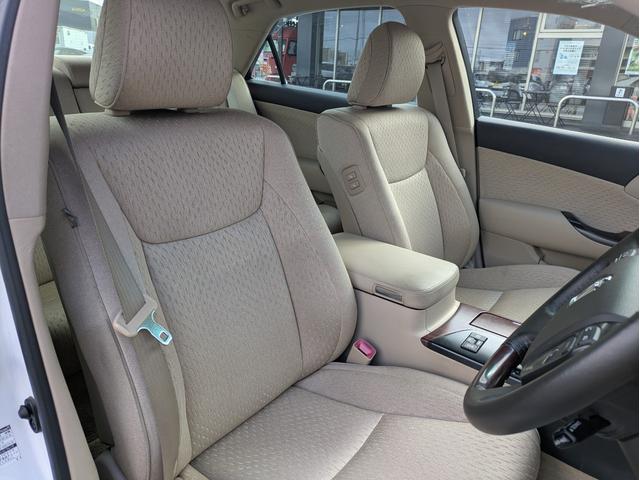 クラウン ロイヤルサルーンｉ－Ｆｏｕｒ　ナビパッケージ　４ＷＤ　ワンオーナー　メーカーナビ　フルセグＴＶ　バックカメラ　ＥＴＣ　クルーズコントロール　パワーシート　プッシュスタート　夏・冬タイヤ（22枚目）