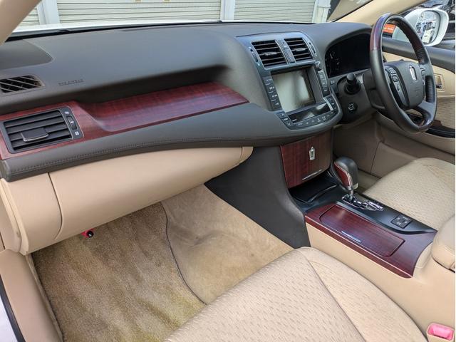 クラウン ロイヤルサルーンｉ－Ｆｏｕｒ　ナビパッケージ　４ＷＤ　ワンオーナー　メーカーナビ　フルセグＴＶ　バックカメラ　ＥＴＣ　クルーズコントロール　パワーシート　プッシュスタート　夏・冬タイヤ（23枚目）