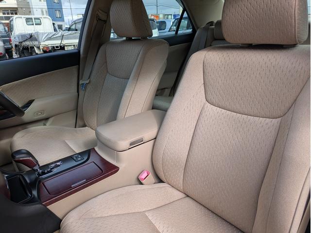 クラウン ロイヤルサルーンｉ－Ｆｏｕｒ　ナビパッケージ　４ＷＤ　ワンオーナー　メーカーナビ　フルセグＴＶ　バックカメラ　ＥＴＣ　クルーズコントロール　パワーシート　プッシュスタート　夏・冬タイヤ（24枚目）