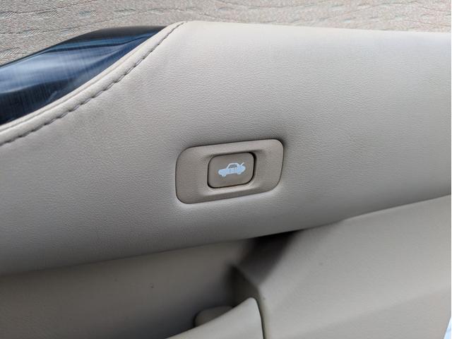 クラウン ロイヤルサルーンｉ－Ｆｏｕｒ　ナビパッケージ　４ＷＤ　ワンオーナー　メーカーナビ　フルセグＴＶ　バックカメラ　ＥＴＣ　クルーズコントロール　パワーシート　プッシュスタート　夏・冬タイヤ（27枚目）