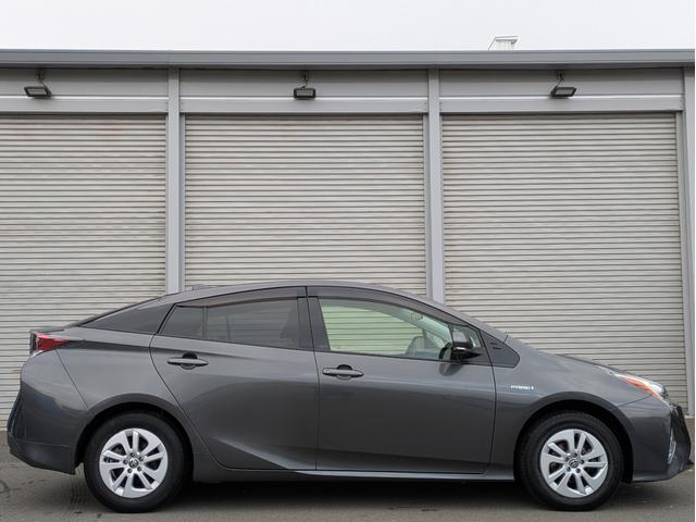 プリウス S 4WD ワンオーナー 寒冷地仕様 社外ナビ フルセグTV バックカメラ ETC LEDヘッドライト クルーズコントロール 純正エンジンスターター フロントドライブレコーダー 夏・冬タイヤ(5枚目)