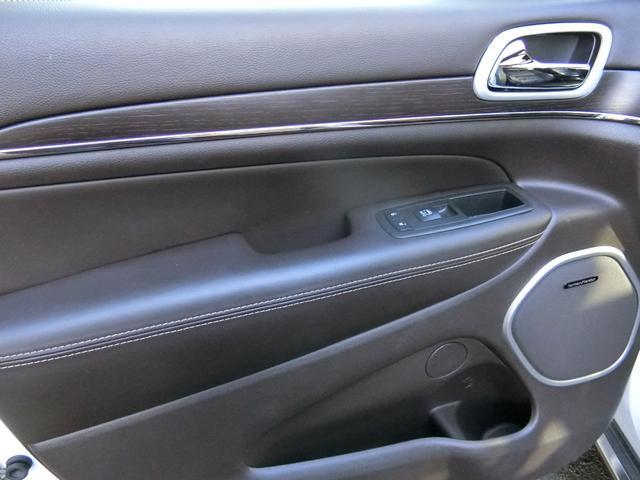 ジープ・グランドチェロキー サミット　サンルーフ　ｈａｒｍａｎ／ｋａｒｄｏｎサウンド　レーダークルーズコントロール　限定車サミット（34枚目）