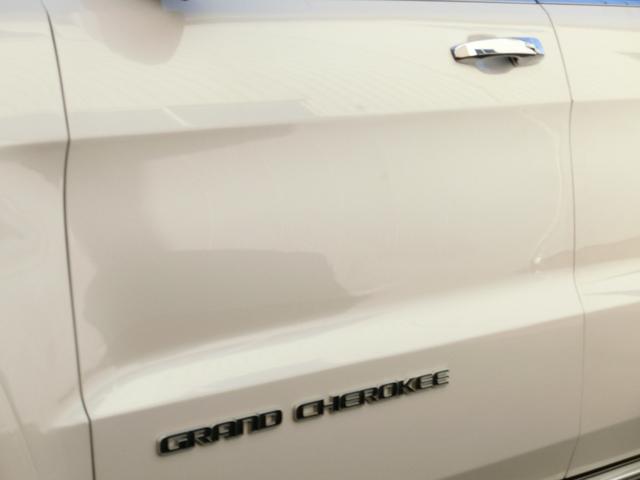 ジープ・グランドチェロキー サミット　サンルーフ　ｈａｒｍａｎ／ｋａｒｄｏｎサウンド　レーダークルーズコントロール　限定車サミット（48枚目）