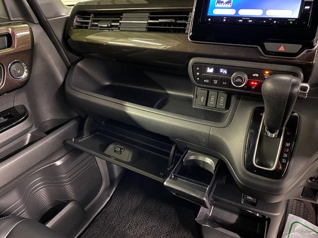 N-BOXカスタム G・Lターボホンダセンシング 4WD D保証 2年車検(付)・ホンダセンシング・純正ナビ・TV・CD/DVD/BT・Bカメラ・スマートキー・Wパワスラ・レーダークルコン・ETC・パドルシフト・シートヒーター・Pスタート・純正エアロ(26枚目)