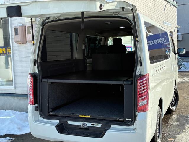 ＮＶ３５０キャラバンバン ロングプレミアムＧＸターボ　ディーゼル４ＷＤＬＩＮＫＳベッドＫＩＴスライドフロア付きファブレスバンデミックアルミイーグルナスカホワイトレターＬＴタイヤプッシュスタートスマートキーバレンティーＬＥＤテール（12枚目）