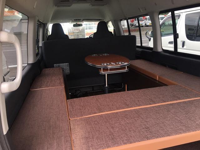 ハイエースバン 8ナンバーキャンピングカーディーゼル4WDキャロライントヨタTECS特装ベースナローハイルーフベースロンリウム床張施行専用キャンパーキット外部電源リチウムイオンサブバッテリー2000Wインバーター(4枚目)