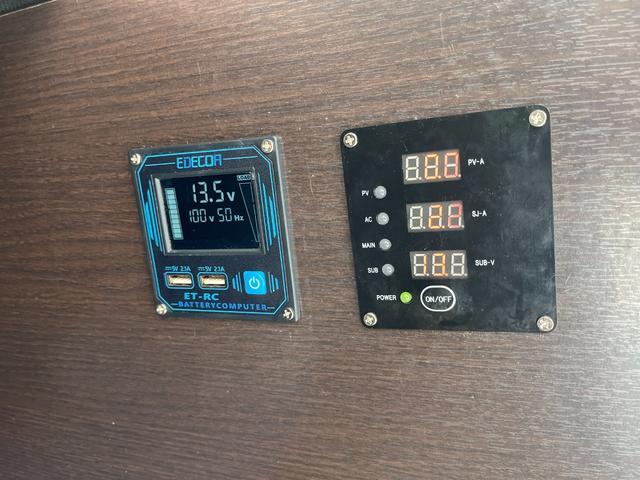 ハイエースバン 8ナンバーキャンピングカーディーゼル4WDキャロライントヨタTECS特装ベースナローハイルーフベースロンリウム床張施行専用キャンパーキット外部電源リチウムイオンサブバッテリー2000Wインバーター(7枚目)