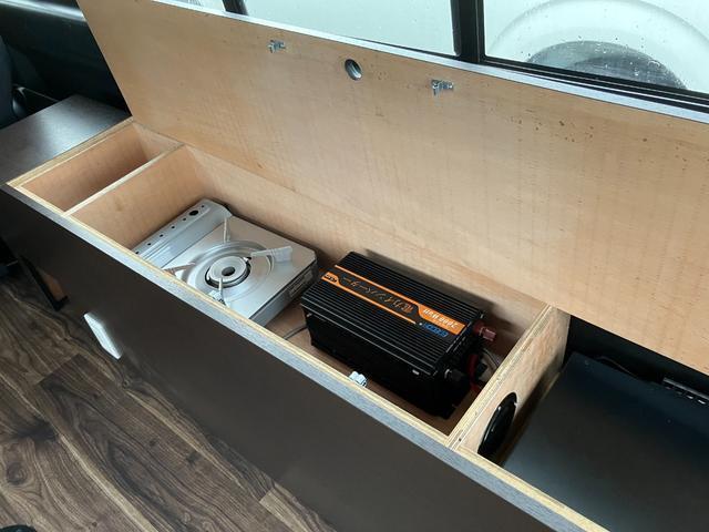 ハイエースバン 8ナンバーキャンピングカーディーゼル4WDキャロライントヨタTECS特装ベースナローハイルーフベースロンリウム床張施行専用キャンパーキット外部電源リチウムイオンサブバッテリー2000Wインバーター(11枚目)