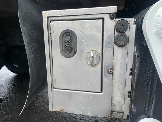 キャンター ２．８５ｔ積　Ｗキャブ超ロングワイド　ＡＴ　フル装備　Ｐ／Ｇ（12枚目）