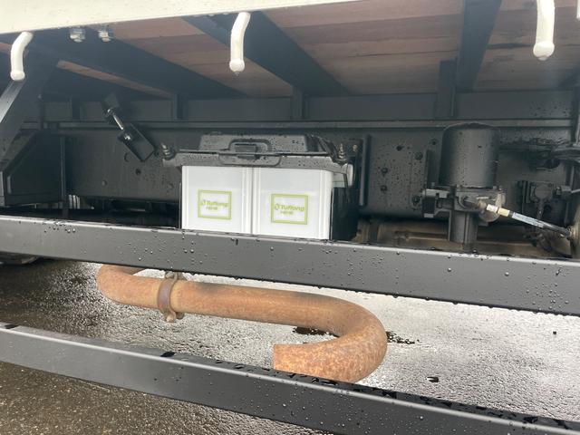 ヒノレンジャー ２．１ｔ積ロング　タダノ４段Ｒ／Ｃ　セルフ　６ＭＴ　フル装備（18枚目）