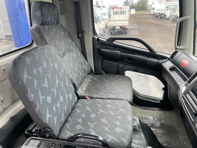 ヒノレンジャー ２．１ｔ積ロング　タダノ４段Ｒ／Ｃ　セルフ　６ＭＴ　フル装備（61枚目）