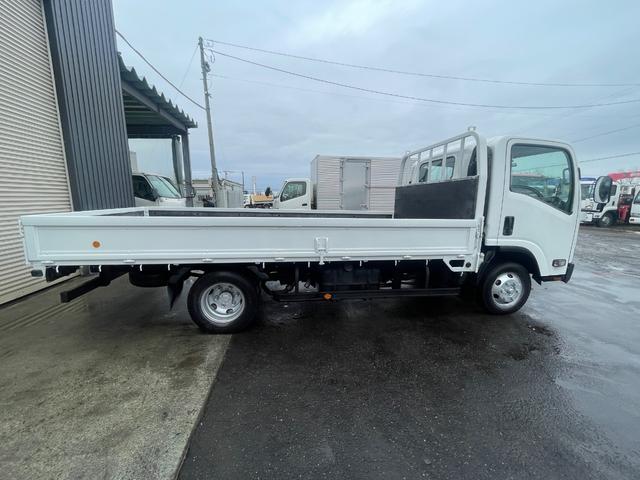 エルフトラック ２ｔ積　拡幅ワイドロング　平ボデー　４ＷＤ　５ＭＴ　フル装備（4枚目）