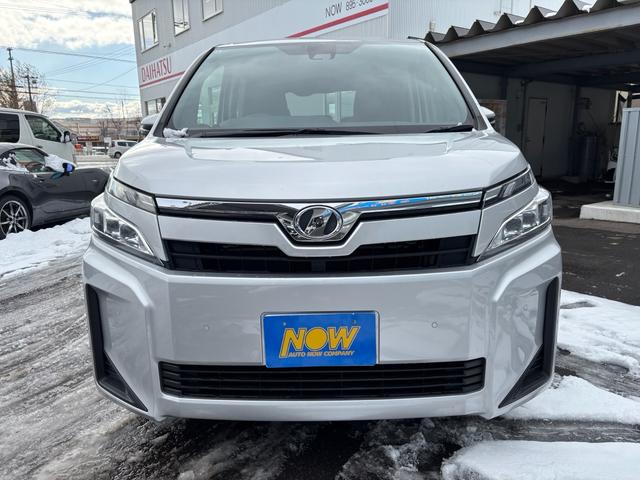 ヴォクシー Ｘ　オートダブルエアコン　社外ナビ　バックカメラ　片側パワースライドドア　リヤヒーター　４ＷＤ　８人乗（2枚目）