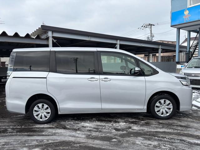 ヴォクシー Ｘ　オートダブルエアコン　社外ナビ　バックカメラ　片側パワースライドドア　リヤヒーター　４ＷＤ　８人乗（3枚目）