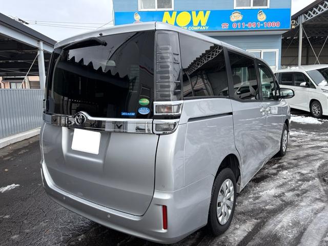 ヴォクシー Ｘ　オートダブルエアコン　社外ナビ　バックカメラ　片側パワースライドドア　リヤヒーター　４ＷＤ　８人乗（4枚目）