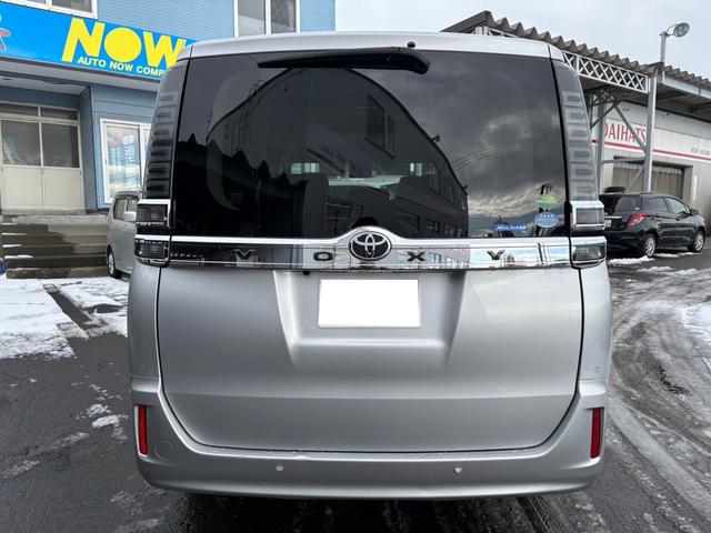 ヴォクシー Ｘ　オートダブルエアコン　社外ナビ　バックカメラ　片側パワースライドドア　リヤヒーター　４ＷＤ　８人乗（5枚目）