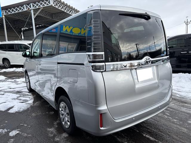 ヴォクシー Ｘ　オートダブルエアコン　社外ナビ　バックカメラ　片側パワースライドドア　リヤヒーター　４ＷＤ　８人乗（6枚目）
