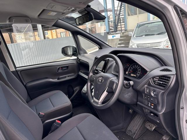 ヴォクシー Ｘ　オートダブルエアコン　社外ナビ　バックカメラ　片側パワースライドドア　リヤヒーター　４ＷＤ　８人乗（8枚目）