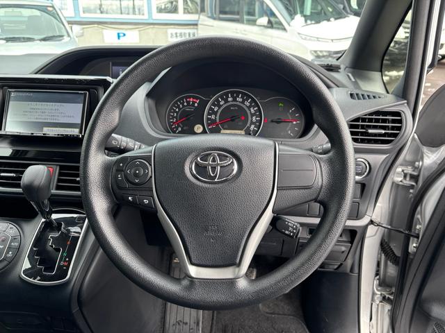 ヴォクシー Ｘ　オートダブルエアコン　社外ナビ　バックカメラ　片側パワースライドドア　リヤヒーター　４ＷＤ　８人乗（9枚目）